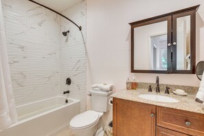House (3 Bedrooms) | Interior - Mtn-view Hideaway in San Diego County: 2,500 Sq Ft (Valley Center)