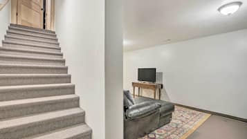 ํ์ฐ์ค (3 Bedrooms) | ๋ด๋ถ