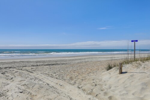 Emerald Isle Vacation Home: Walk to Beach!