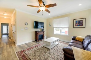 Apartment (3 Bedrooms) | Interior - Emerald Isle Vacation Home: Walk to Beach! (Emerald Isle)