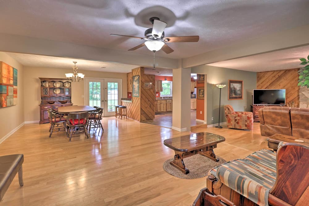 Hendersonville Home w/ Fire Pit: 5 Mi to Downtown! - Fletcher, NC