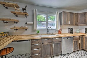 Interior - Walk to Oaklawn Racing: Hot Springs Home! (Hot Springs)