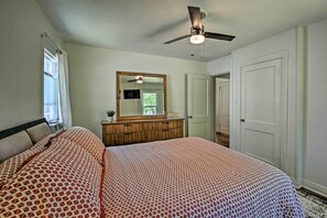Interior - Walk to Oaklawn Racing: Hot Springs Home! (Hot Springs)