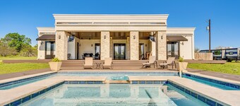 Stunning Ranch Villa: Private Pool & Hot Tub!