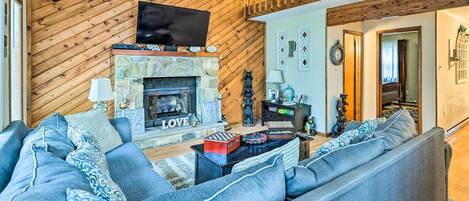 Maison (3 Bedrooms) | Aire de séjour | Téléviseur, foyer, console de jeux vidéo, lecteur de DVD