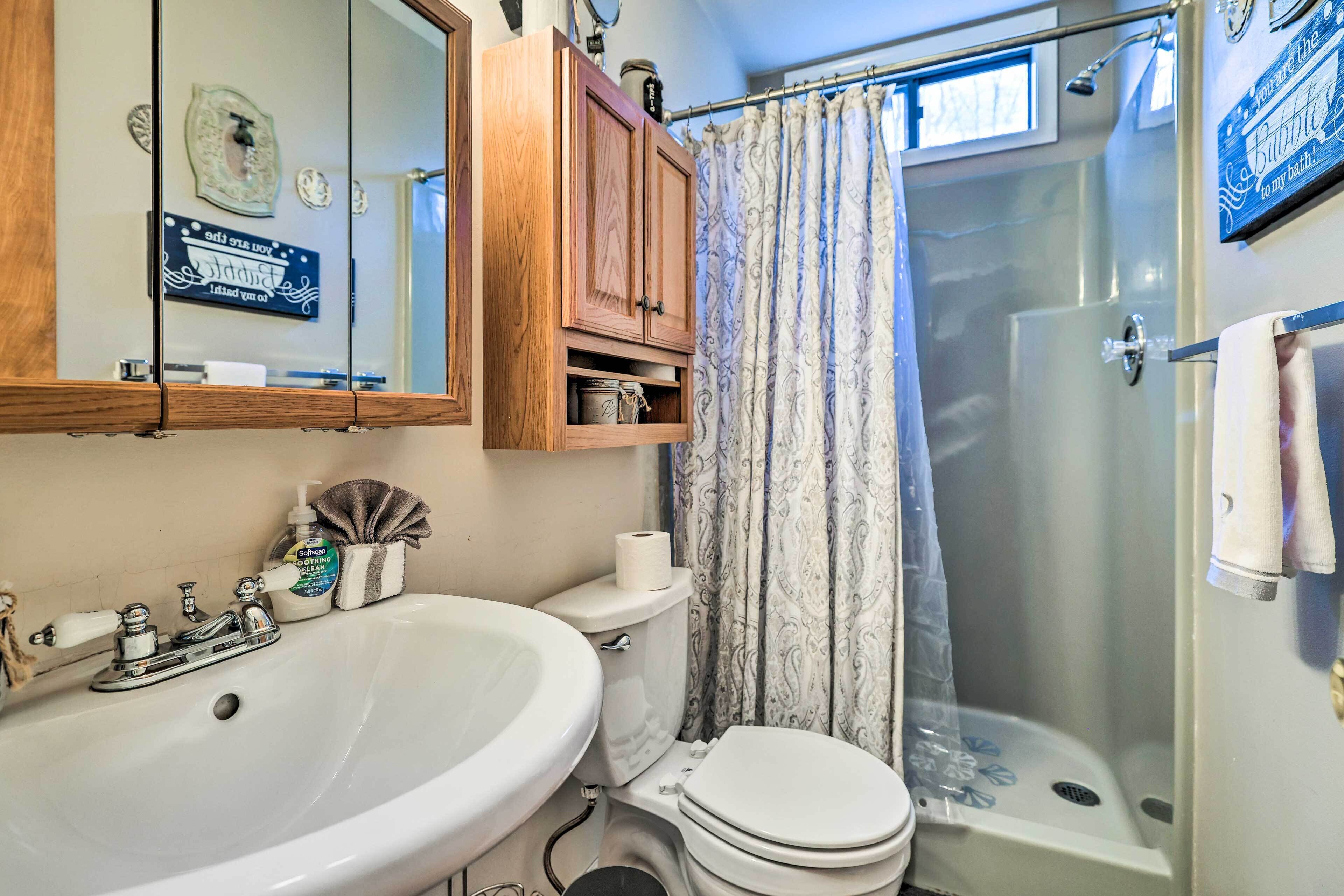 Une salle de bain avec un lavabo, des toilettes et une douche.