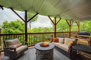Interior - 1 Mi to Beech Mtn: Cabin w/ Fire Pit & Bbq! (Banner Elk)