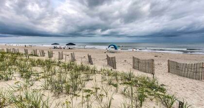 Rustic Beachfront Cottage w/ Deck & Boardwalk