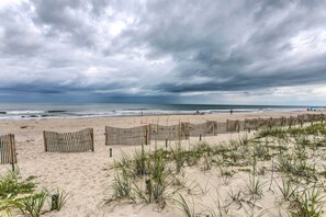 På stranden