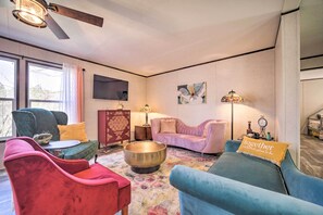 TV, books - Asheville Area Home Near Blue Ridge Mountains (Leicester)