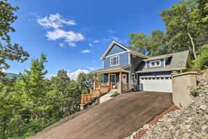 Interior - Escape w/ Hot Tub, Mtn Views: 5 Mi to Urban Trail (Asheville)