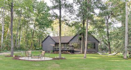 Breezy Point Cabin: Deck w/ Golf Course Views!