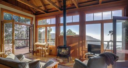 Romantic Ridgetop Escape w/ Hot Tub Near Mendocino