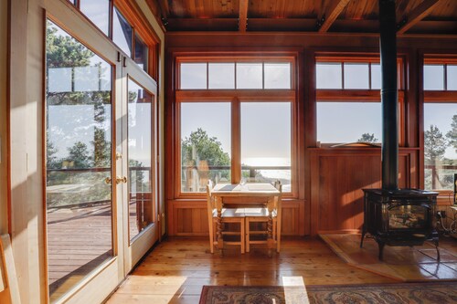 Romantic Ridgetop Escape w/ Hot Tub Near Mendocino