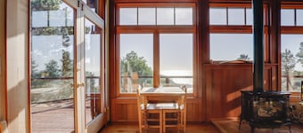Romantic Ridgetop Escape w/ Hot Tub Near Mendocino