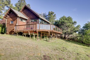Cottage (1 Bedroom) | Interior - Romantic Ridgetop Escape w/ Hot Tub Near Mendocino (Albion)