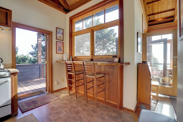 Cottage (1 Bedroom) | Interior - Romantic Ridgetop Escape w/ Hot Tub Near Mendocino (Albion)