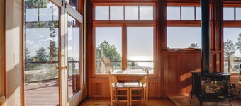 Romantic Ridgetop Escape w/ Hot Tub Near Mendocino