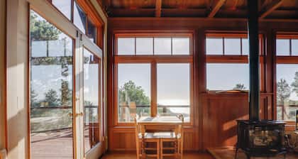 Romantic Ridgetop Escape w/ Hot Tub Near Mendocino