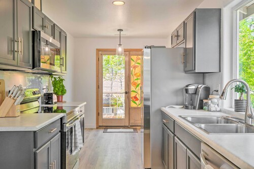 Close to Parks & Brews: Sunny Grants Pass Apt!