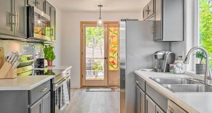 Close to Parks & Brews: Sunny Grants Pass Apt!