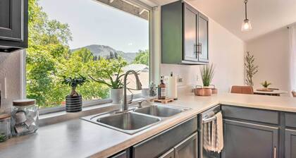 Close to Parks & Brews: Sunny Grants Pass Apt!