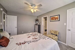 3 bedrooms, laptop workspace, iron/ironing board, bed sheets - Charming Clarksville Home w/ Yard & Fire Pit! (Clarksville)