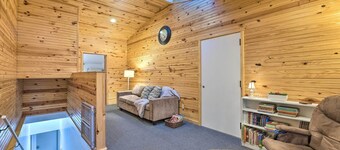 Spacious Kansas Retreat: On-site Disc Golf!