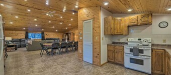 Spacious Kansas Retreat: On-site Disc Golf!