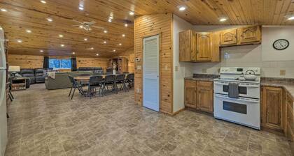 Spacious Kansas Retreat: On-site Disc Golf!