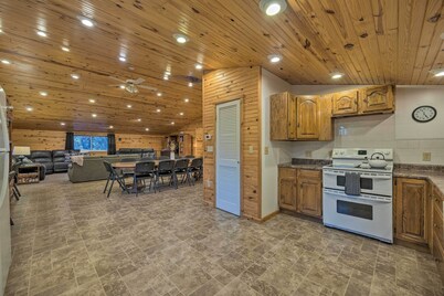 Spacious Kansas Retreat: On-site Disc Golf!