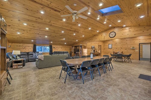 Spacious Kansas Retreat: On-site Disc Golf!