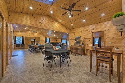 Spacious Kansas Retreat: On-site Disc Golf!