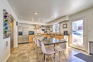 House (5 Bedrooms) | Interior