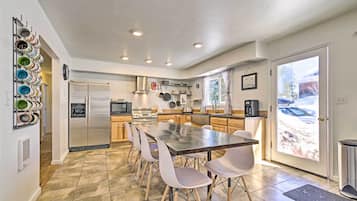 House (5 Bedrooms) | Interior