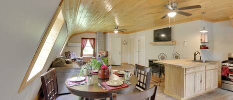 Apartment (1 Bedroom) | Dining