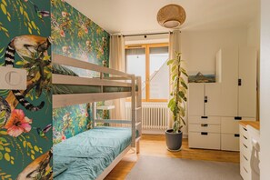 4 bedrooms, iron/ironing board, WiFi, bed sheets