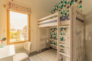4 habitaciones, tabla de planchar con plancha, wifi y ropa de cama