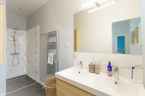 Dusche, Haartrockner, Handtücher, Seife