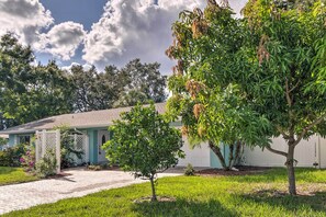Exterior - Sunny Sarasota Retreat w/ Kayaks < 6 Mi to Beach! (Sarasota)