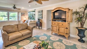 Living area - Sunny Sarasota Retreat w/ Kayaks < 6 Mi to Beach! (Sarasota)