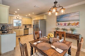 Dining - Sunny Sarasota Retreat w/ Kayaks < 6 Mi to Beach! (Sarasota)