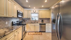 Private kitchen - Sunny Sarasota Retreat w/ Kayaks < 6 Mi to Beach! (Sarasota)
