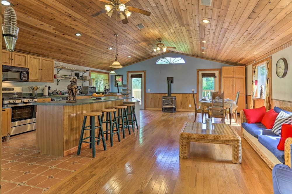 Bright Tucked-away Cabin w/ Furnished Deck + Grill - North Harpersfield, NY