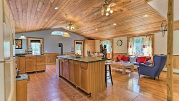 House (5 Bedrooms) | Interior