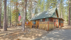 Una baita di legno con un portico e un'asta con la bandiera americana.