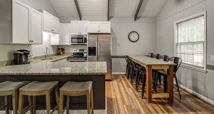 2 Mi to Beech Mtn: Blue Ridge Cabin w/ Deck