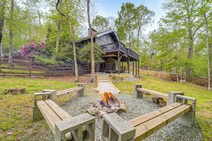 A cabin with a deck, a fire pit, and a wooden walkway leading to the entrance. - 'bear Crossing Chalet:' Beech Mountain Family Home (Banner Elk)