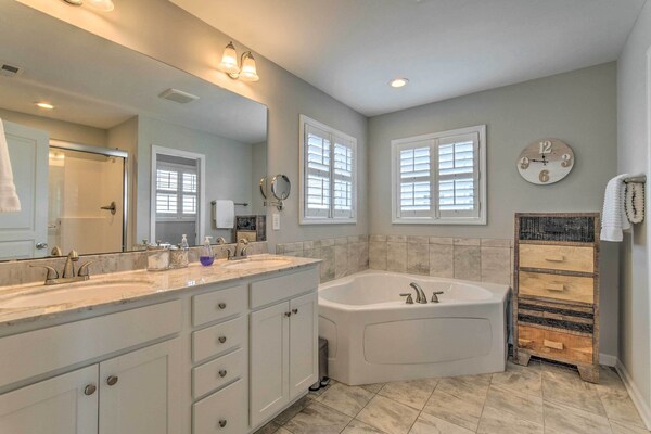 Surf City Escape W/ 6 Decks: Steps To Beach - Surf City, NC