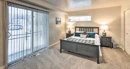 Cozy Anchorage Townhome < Half Mile to Jewel Lake!